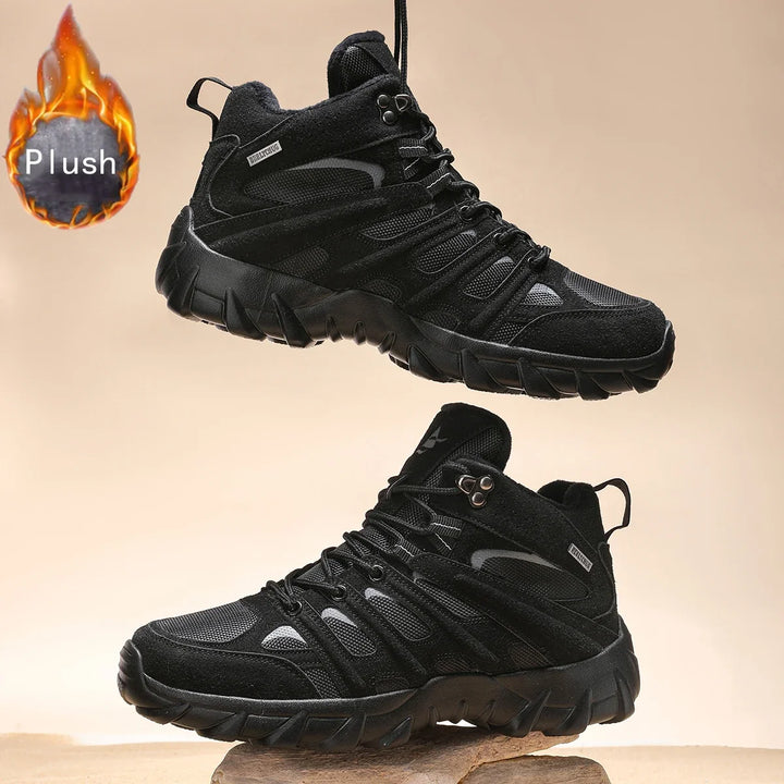 Paar bequemer Herren Wanderschuhe, rutschfeste Sohle & atmungsaktives Design für Outdoorsport.