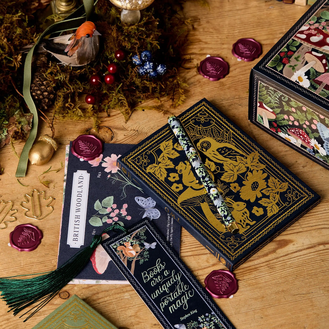 Adventskalender mit 24 Überraschungen für kreative Köpfe. Enthält Schreibwaren, Kunst- & Büromaterial für Inspiration.