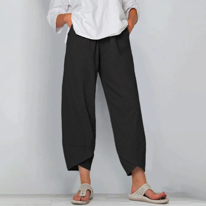 Damen Culotte Hose in Beige, entspannter Schnitt, atmungsaktiv, bietet Eleganz und Komfort für jede Gelegenheit.