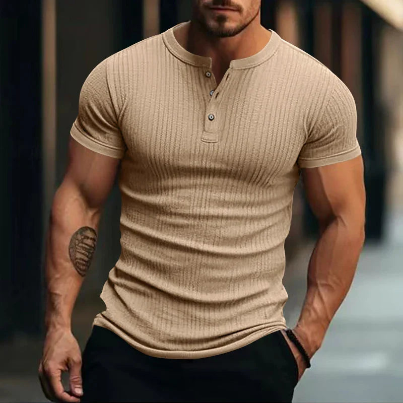 Herren T-Shirt im Henley-Stil mit Strukturmuster, ein modernes Basic für Männer im Sommer.