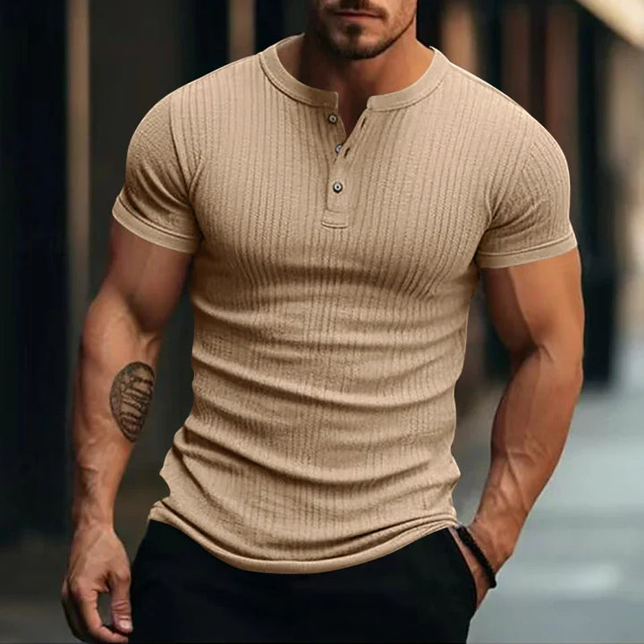 Herren T-Shirt im Henley-Stil mit Strukturmuster, ein modernes Basic für Männer im Sommer.