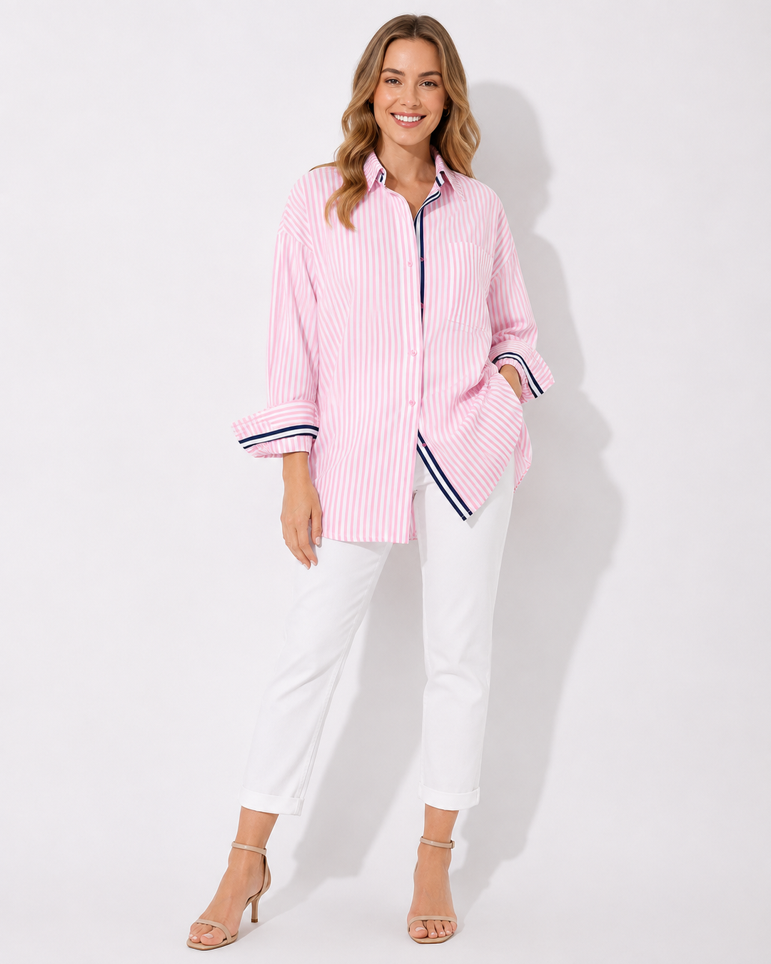 Elegantes Damen Langarm Streifenhemd in Hellrosa und Marineblau für Freizeit und Frühling.