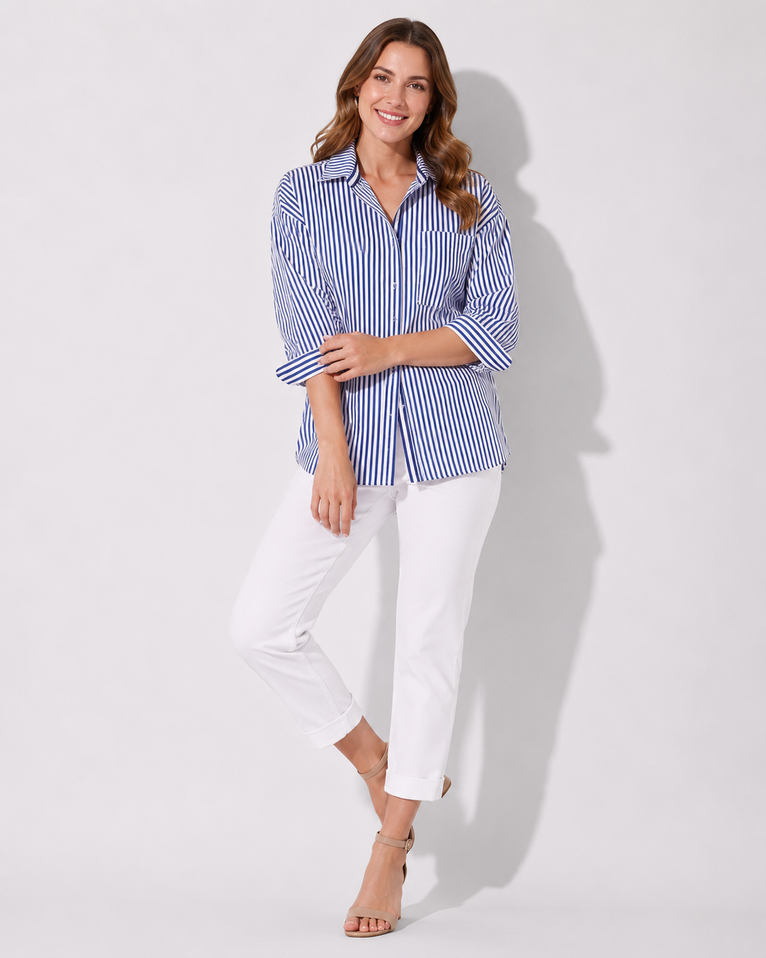 Hellrosa-marineblau gestreiftes Damen Oberteil. Langarm Bluse mit Knöpfen für sommerliche Mode.