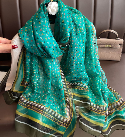 Damen Seidenschal mit kunstvollem Print, ein vielseitiges und elegantes Accessoire.