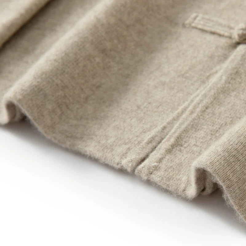 Detailansicht des Knebelverschlusses an der stilvollen Herren-Rundhals-Strickjacke. Einzigartiger Look.