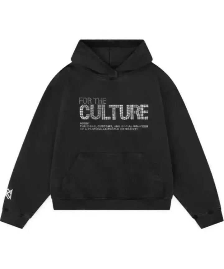 Ein Mann trägt einen lässigen Herren Hoodie mit glänzenden Strass-Steinen und einzigartigem Statement-Druck.