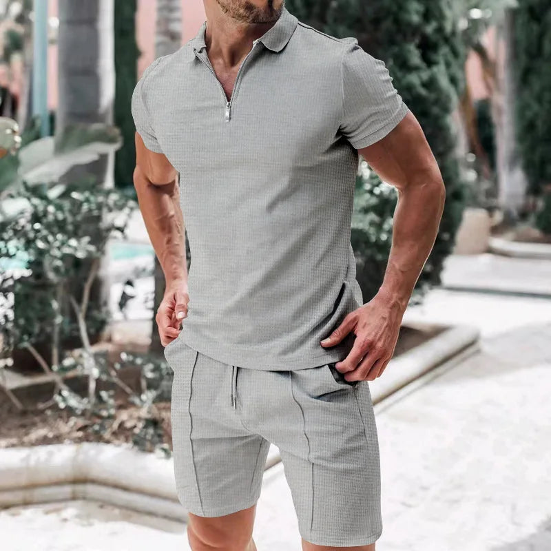 Sommerlicher Herren Zweiteiler: Strukturiertes Kurzarm Polo mit Reißverschluss & passende Shorts.