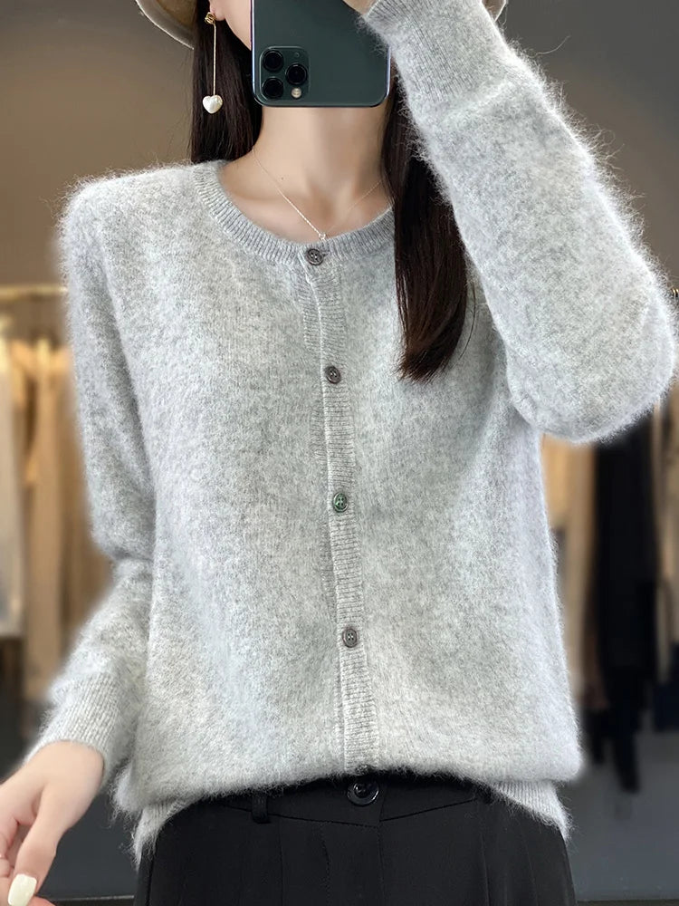 Vielseitiger Damen Herbstpullover: lockerer Schnitt, Rundhals & praktische Knopfleiste für den Alltag.