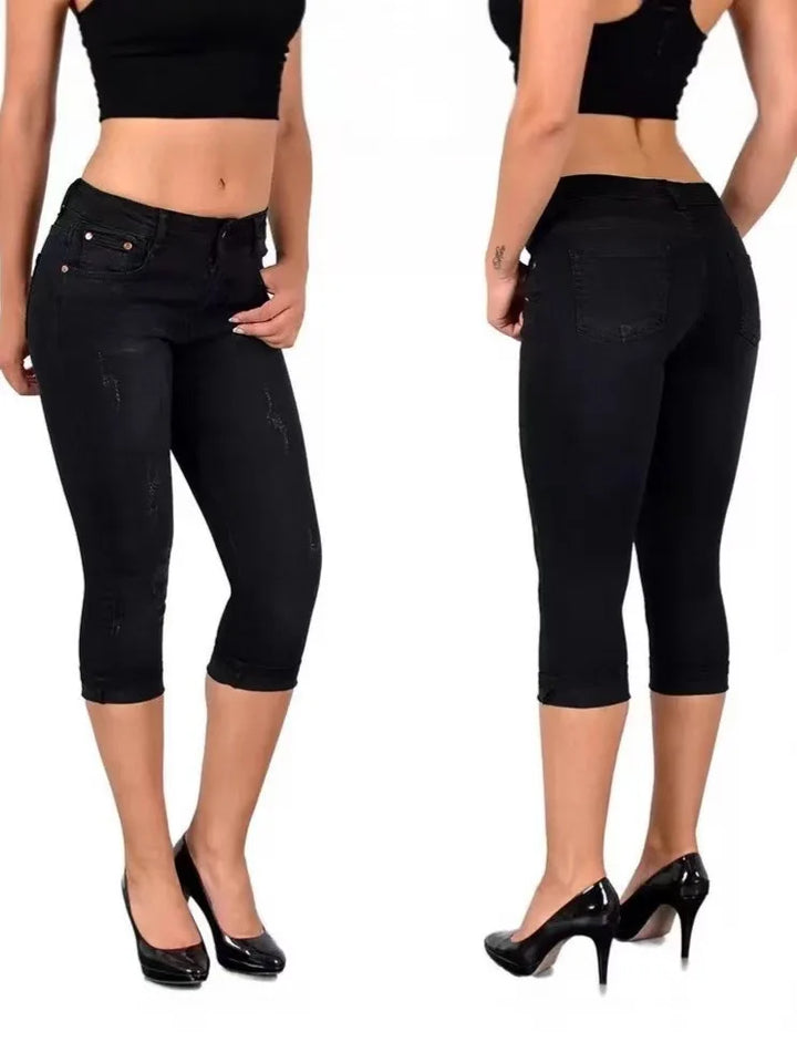 Eng anliegende Damen Capri-Jeans aus Denim, perfekt als vielseitige Sommerhose für den Alltag und entspannte Outfits.