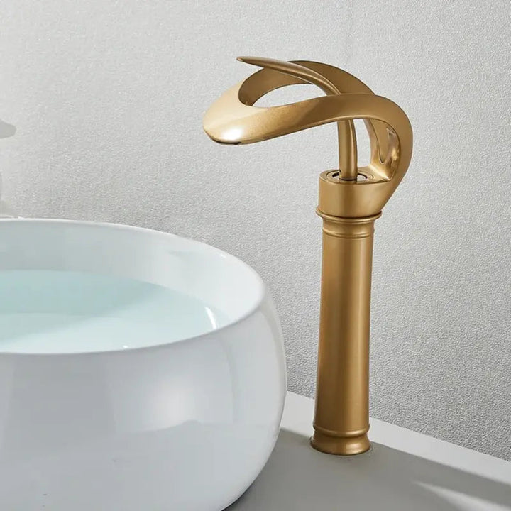 Ergonomische Einhebel Waschtischarmatur aus Messing mit ästhetischem Wasserfallauslauf.