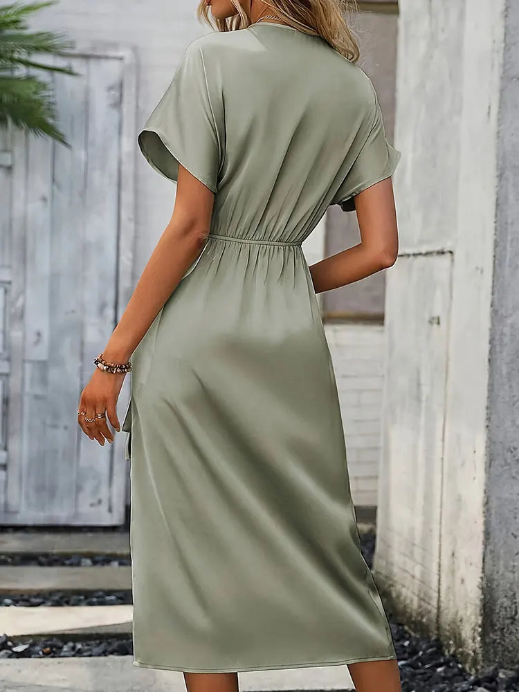 Elegantes salbeigrün Damen Wickelkleid mit tiefem V-Ausschnitt und Taillen-Bindegürtel, figurbetonend & sommerlich.