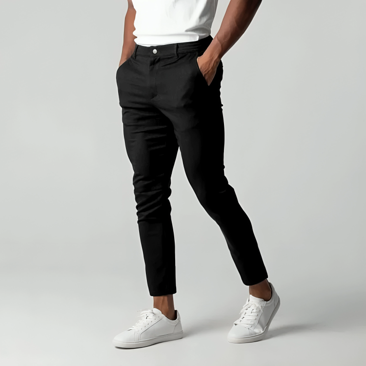 Herren Tapered Fit Chino in Schwarz, komfortabel und stilvoll für Business oder Freizeit.