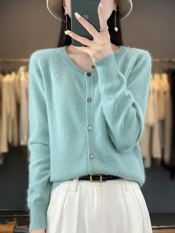 Bequemer Damenpullover: Lockerer Rundhals & elegante Knopfleiste. Ein Muss für gemütliche Herbstmode.