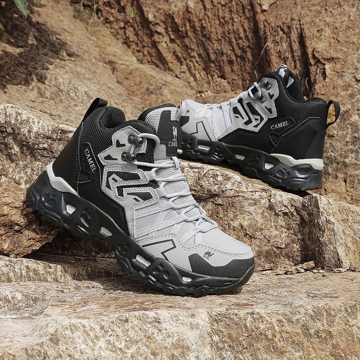 Graue Herren Freizeitstiefel, ideal als Wanderschuhe. Rutschfeste Sohle bietet sicheren Halt für jedes Gelände.