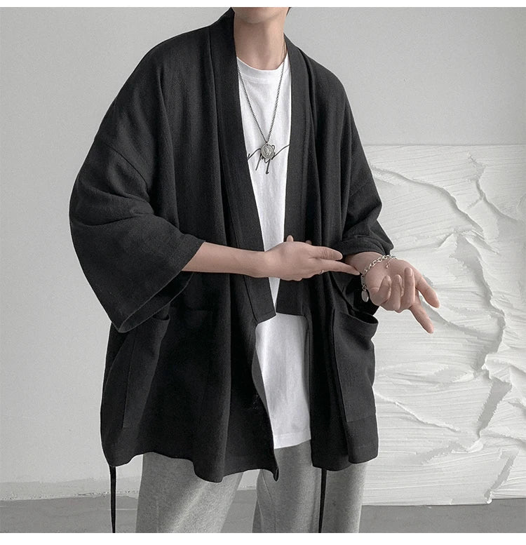 Stilvoller Herren Kimono Cardigan in Schwarz, perfekt als leichte Übergangsjacke für Frühling und Herbst.