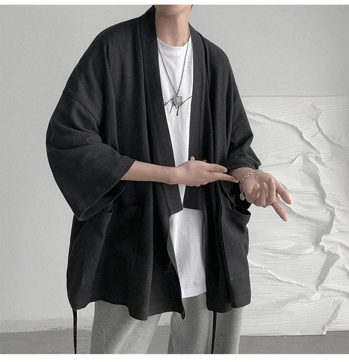 Stilvoller Herren Kimono Cardigan in Schwarz, perfekt als leichte Übergangsjacke für Frühling und Herbst.
