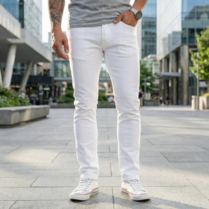 Weiße Slim Fit Herrenjeans 'Collin' für stylische Sommerlooks. Moderne Freizeitjeans aus Denim.