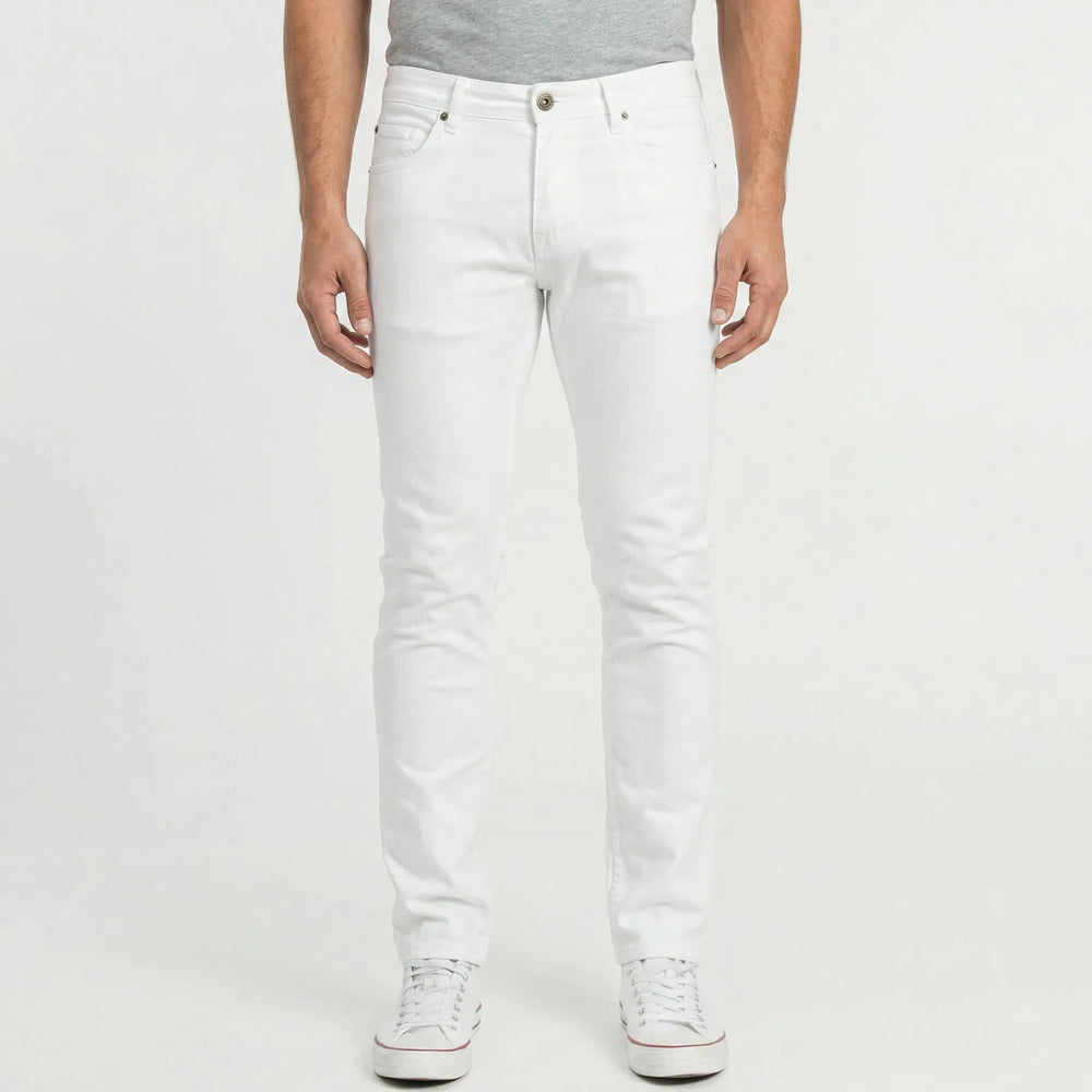 Moderne, weiße Slim Fit Herrenjeans 'Collin' für casual Sommeroutfits. Bequeme Denim-Hose für Herren.