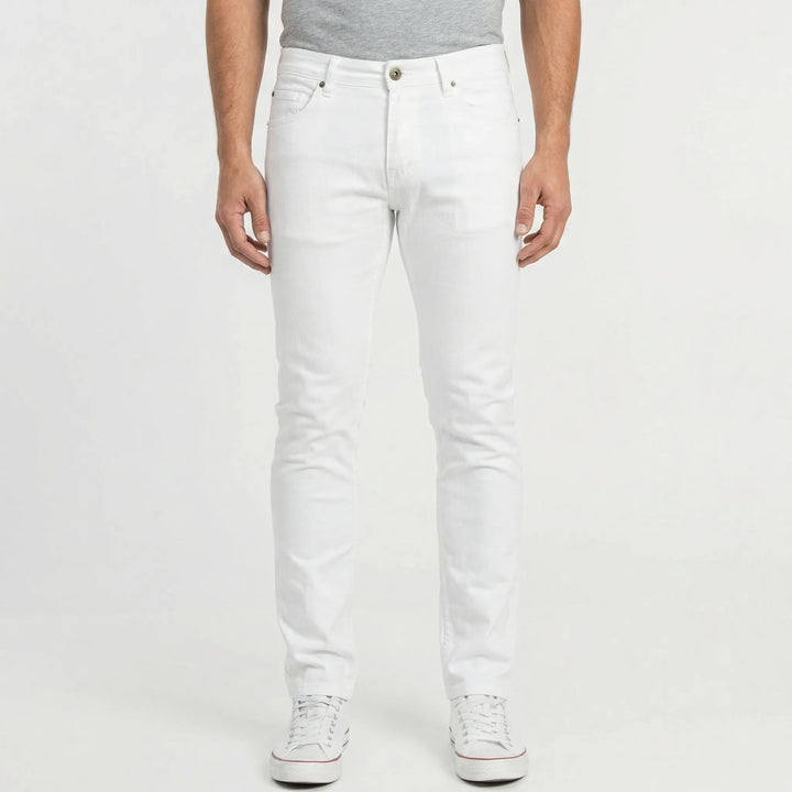 Moderne, weiße Slim Fit Herrenjeans 'Collin' für casual Sommeroutfits. Bequeme Denim-Hose für Herren.