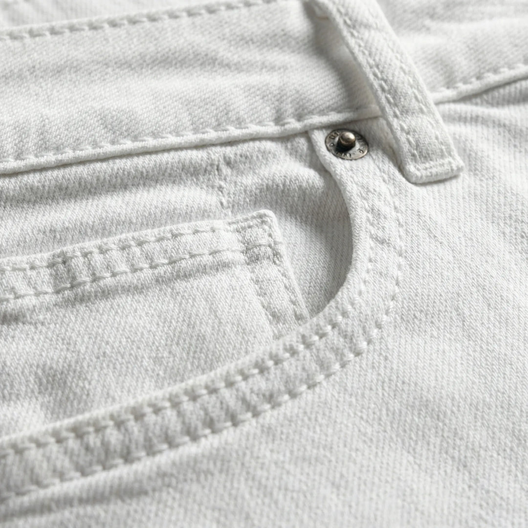 Weiße Slim Fit Herrenjeans 'Collin' in modernem Design. Perfekt für sommerliche Herrenmode und Freizeit.