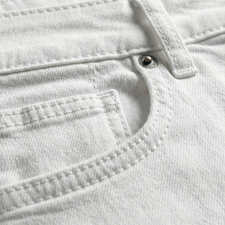 Weiße Slim Fit Herrenjeans 'Collin' in modernem Design. Perfekt für sommerliche Herrenmode und Freizeit.