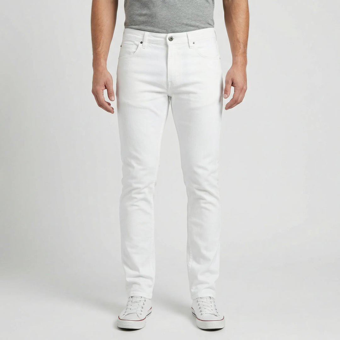 Stylische weiße Slim Fit Herrenjeans 'Collin', ideal für sommerliche Looks und entspannte Freizeit.