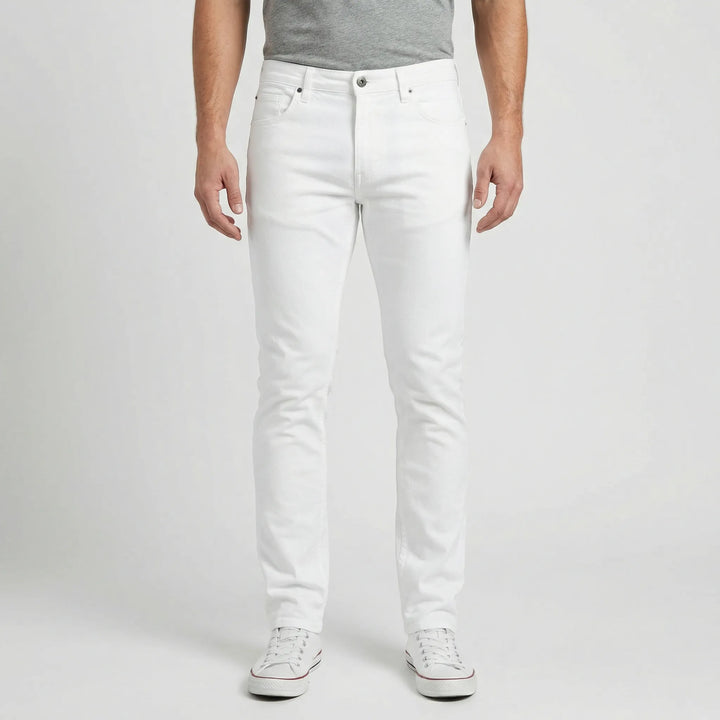 Stylische weiße Slim Fit Herrenjeans 'Collin', ideal für sommerliche Looks und entspannte Freizeit.
