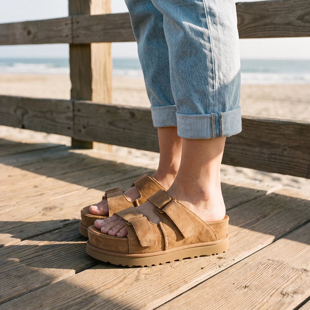 Bequeme Damen Plateau Pantoletten mit verstellbaren Riemen, ideal für sommerliche Freizeitlooks. Komfortabler Chic.