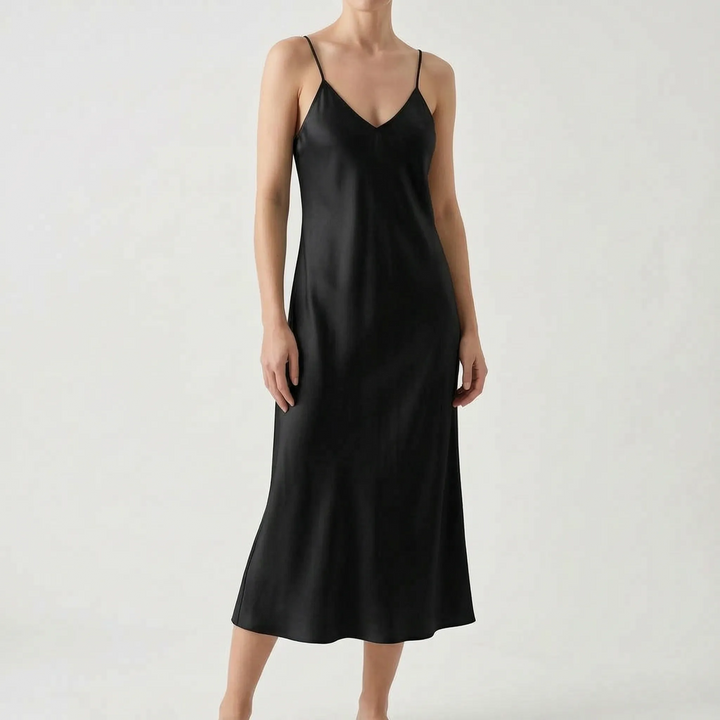 Fließendes Damen Slipkleid, schimmernd und glänzend, mit V-Ausschnitt, perfekt für elegante Sommerabende.