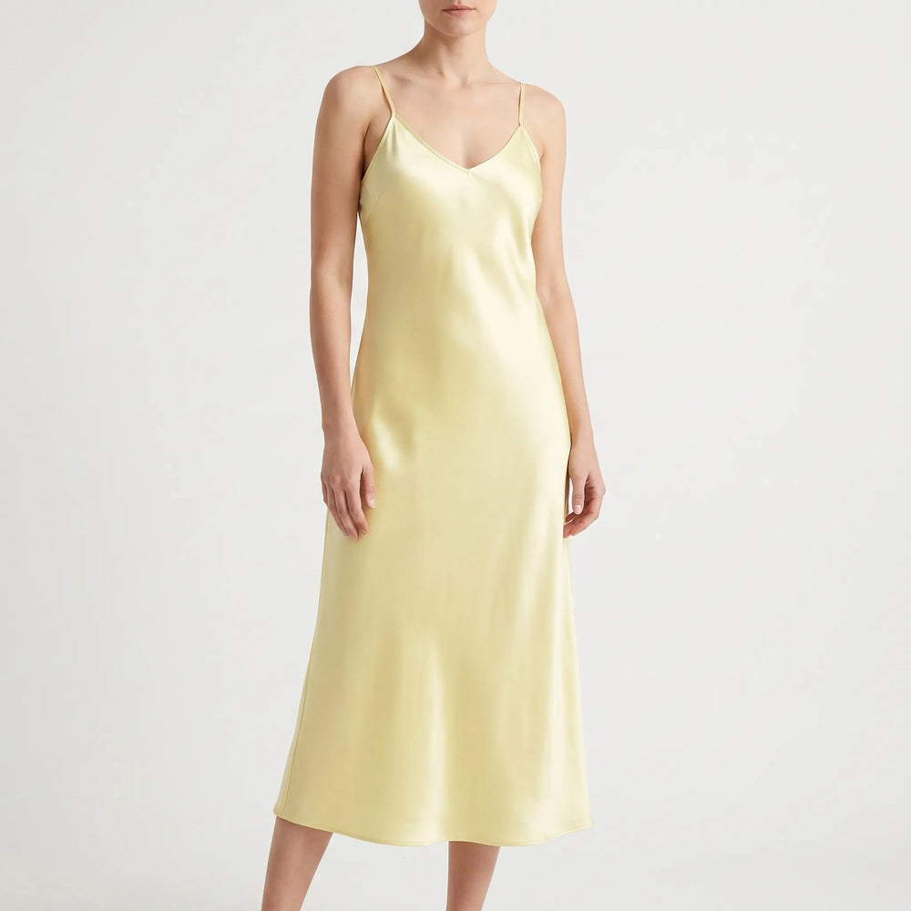 Elegantes, glänzendes Damen Midi Slipkleid in A-Linie, perfekt für festliche Anlässe am Abend.