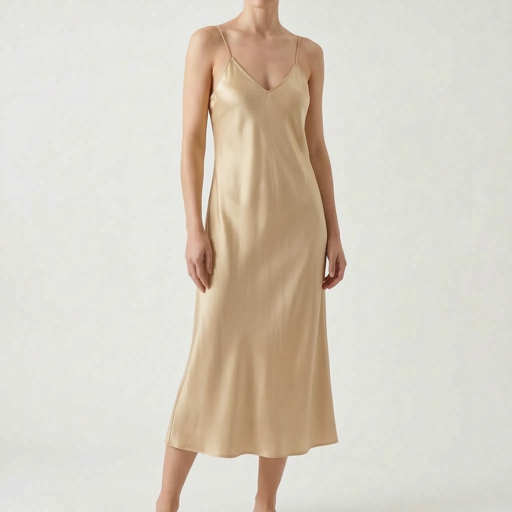 Schimmerndes Damen Slipkleid, Midi-Länge, A-Linie, eleganter Glanz für vielseitige Sommer-Outfits.