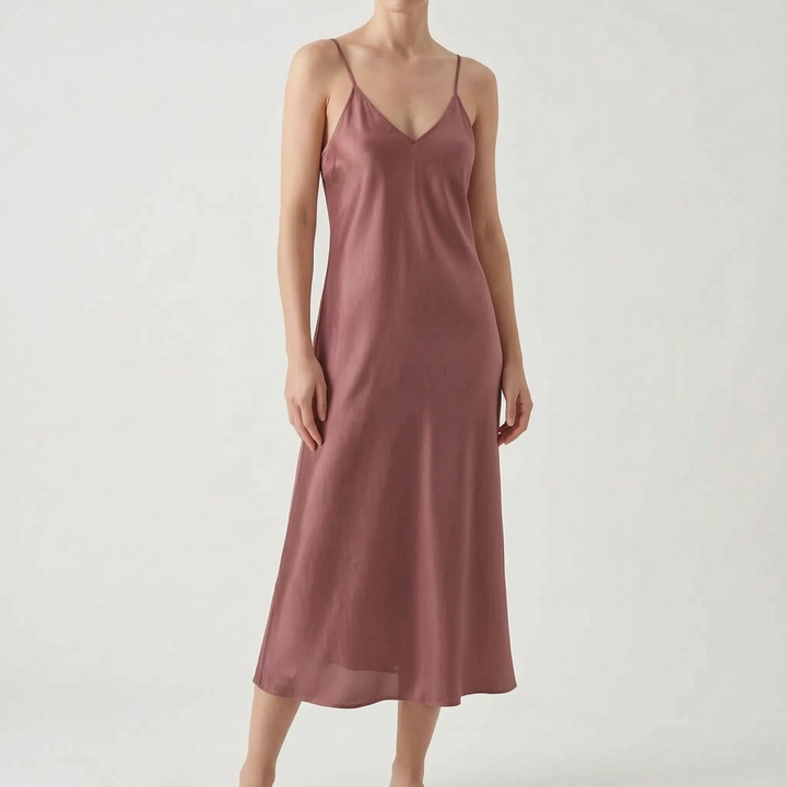 Elegantes, fließendes Damen Slipkleid mit dezentem Schimmer, glänzend und vielseitig kombinierbar.
