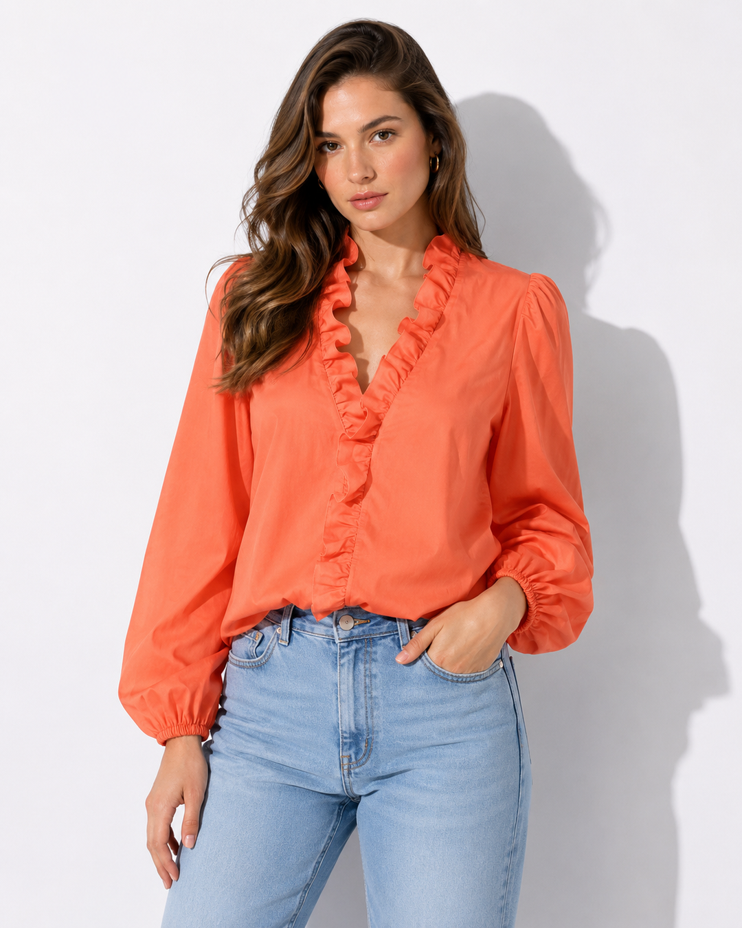Schicke Damen-Rüschenbluse mit langen Ärmeln. Dieses vielseitige Oberteil passt perfekt zu Freizeit- & Bürooutfits.