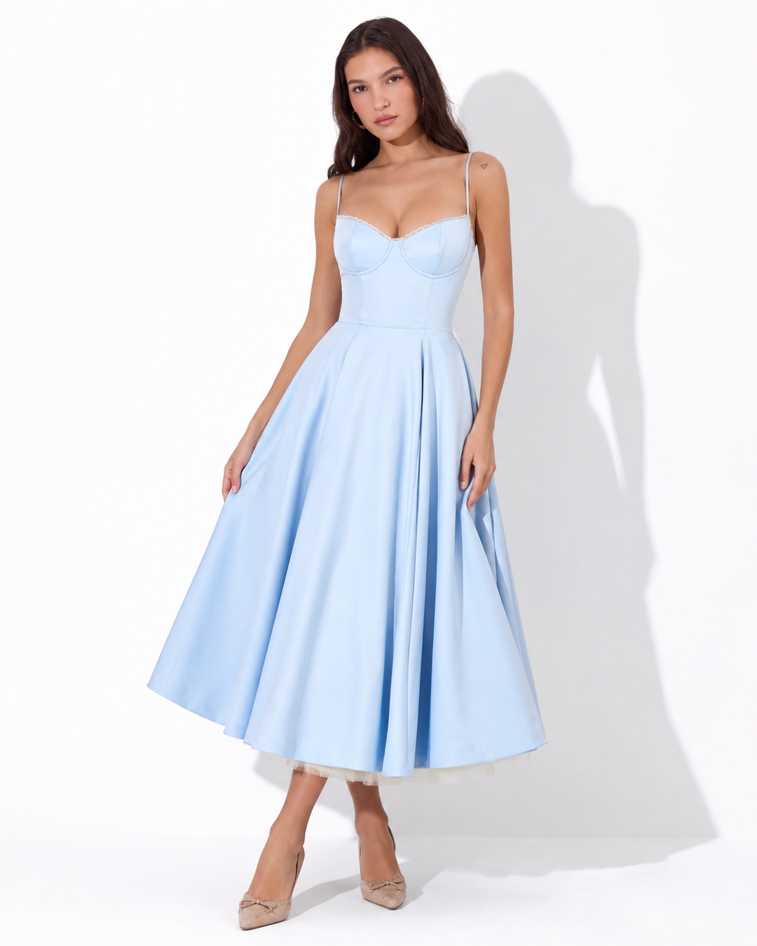 Elegantes schwarzes Midi Kleid für Damen, perfekt für festliche Anlässe und Hochzeitsgäste. Schmeichelhaftes Design.