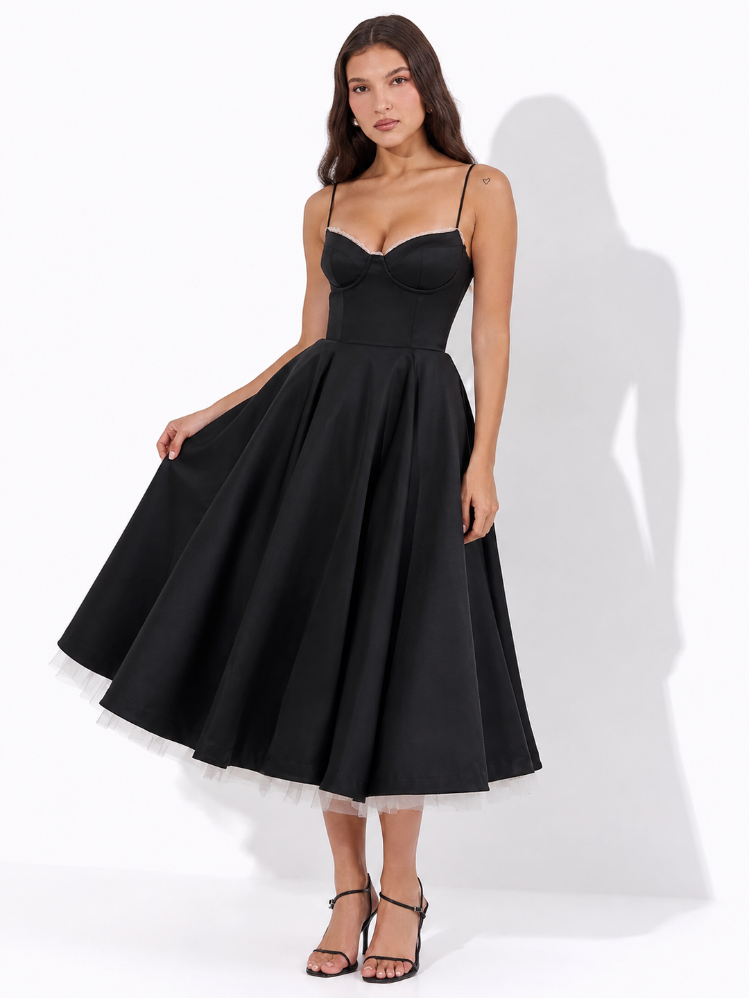 Seitenansicht des festlichen Damen Midi Kleids, das eine schlanke Silhouette zaubert. Ideal für Partys.