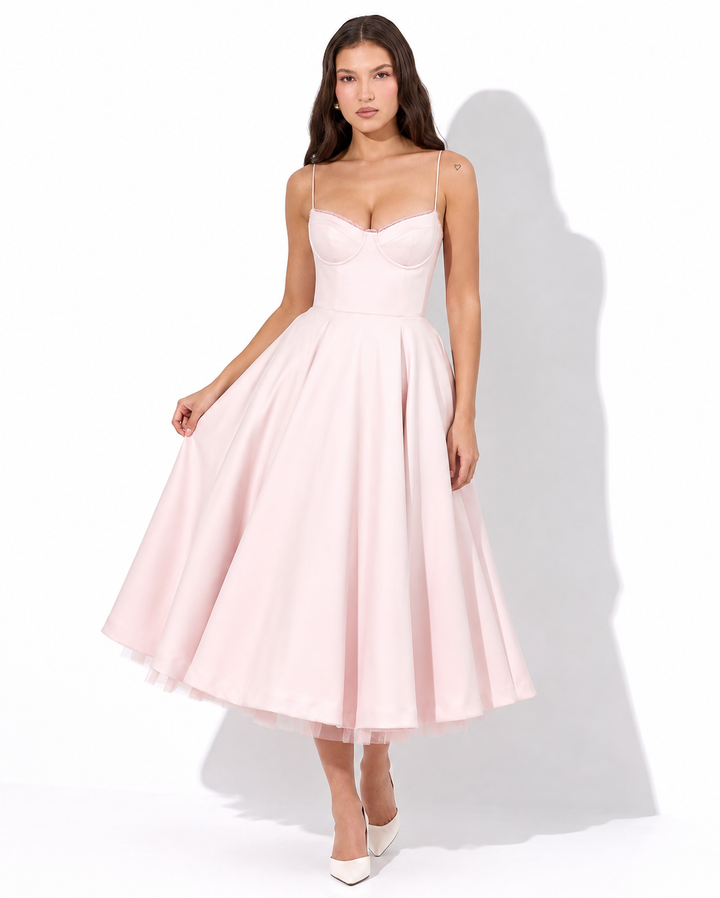 Modell in elegantem, figurschmeichelndem Midi Kleid, perfekt als Cocktailkleid für festliche Events.