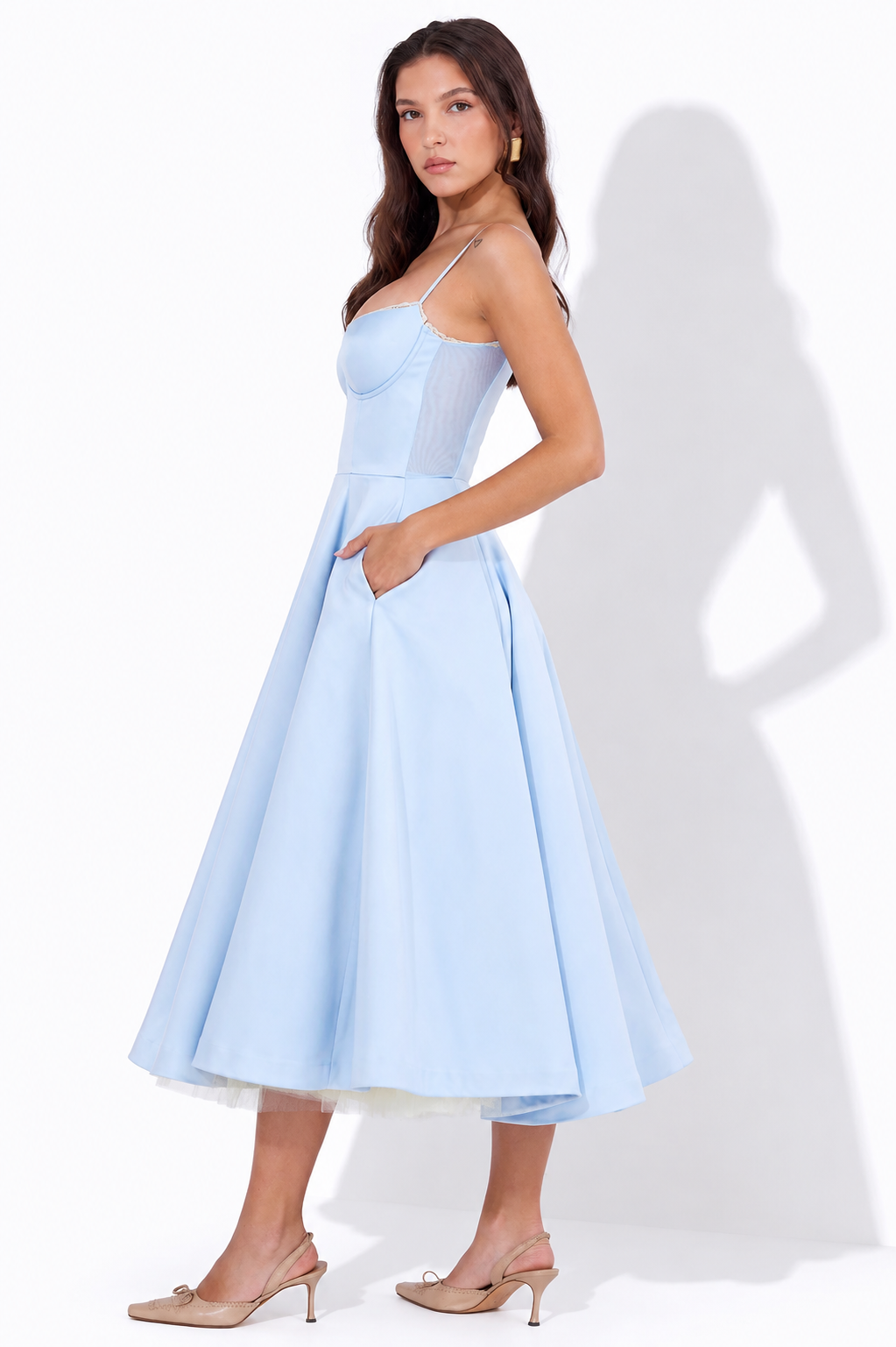 Nahaufnahme des luxuriösen Stoffs vom schlankmachenden Midi Kleid für Damen. Ideal für Abendveranstaltungen.