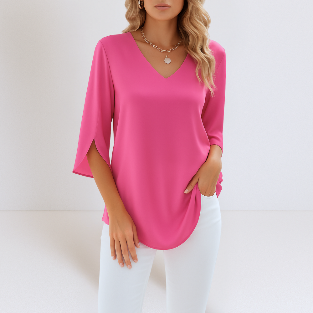 Sommerliche blaue Damenbluse mit V-Ausschnitt. Geschlitzte Ärmel & lockere Passform für feminine, elegante Freizeitmode.
