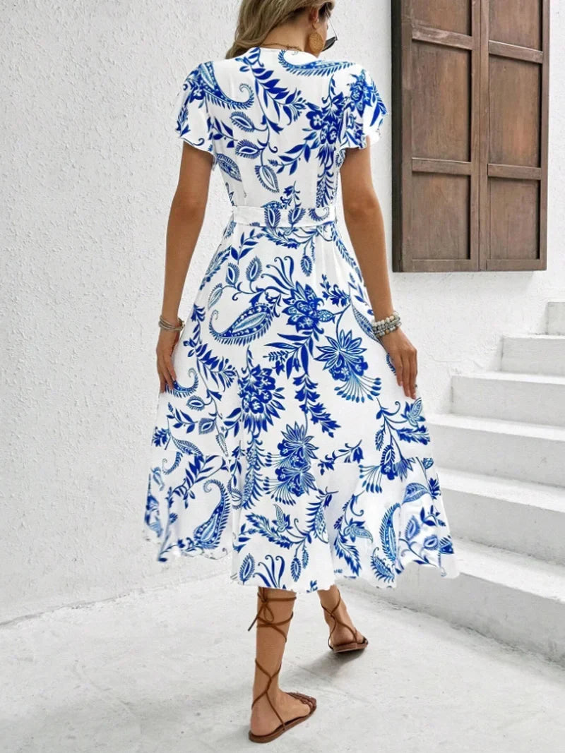 Detailansicht: Fließendes Damen Blumen Midikleid mit eleganter Silhouette, ideal für Sommeranlässe.