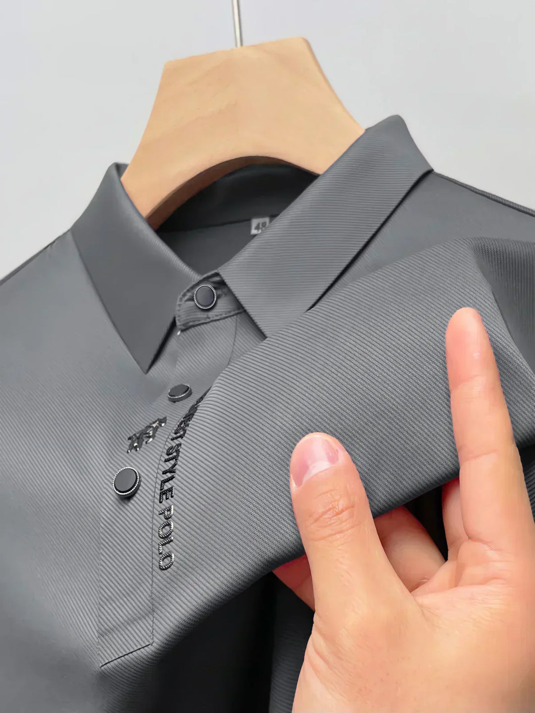 Elegantes Herren Poloshirt, bequemes Business Casual Shirt. Faltenfrei, klassisch und ideal für warme Tage.