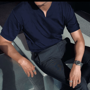 Herren Slim-Fit Polo-Shirt mit elegantem V-Ausschnitt, kurzarm, ideal für stilvolle Business-Casual-Outfits im Sommer.