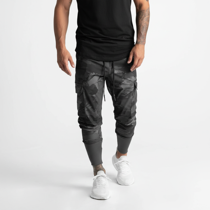 Sportliche Herren Jogginghose Francis mit konischem Bein, Stretch-Material & sicheren Taschen für Wertgegenstände.