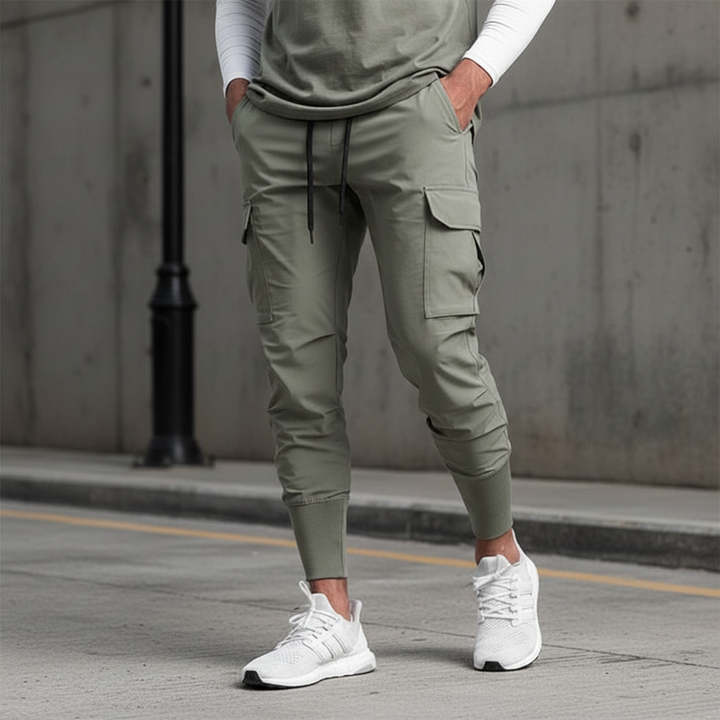 Herren Stretch Joggerhose Francis in Schwarz mit praktischen Seitentaschen, ideal für Sport & Freizeit.