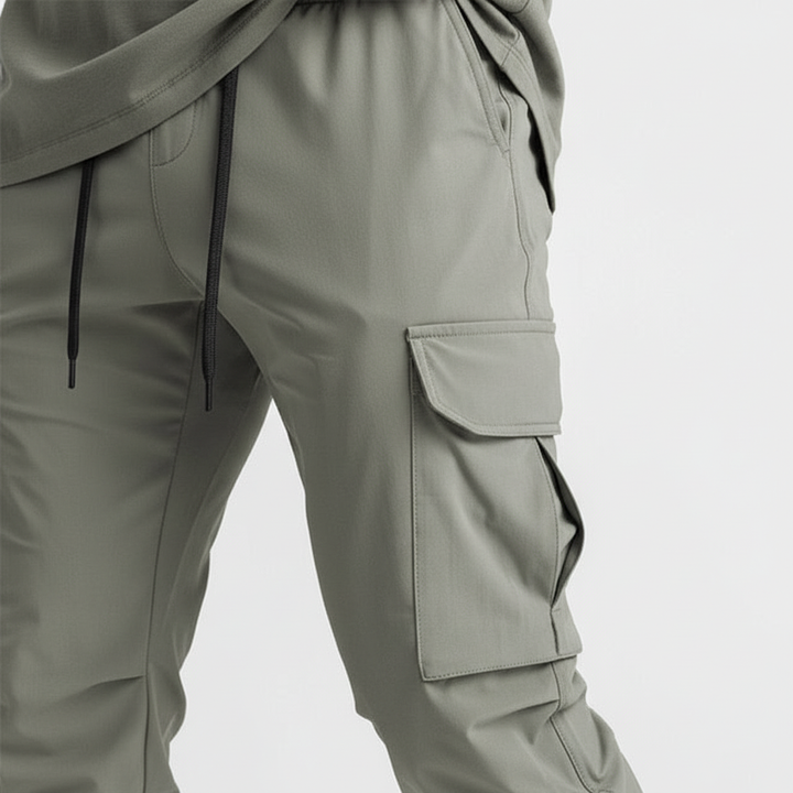 Vielseitige Herren Stretch Joggerhose mit Reißverschlusstaschen, optimal für Training & entspannte Tage.