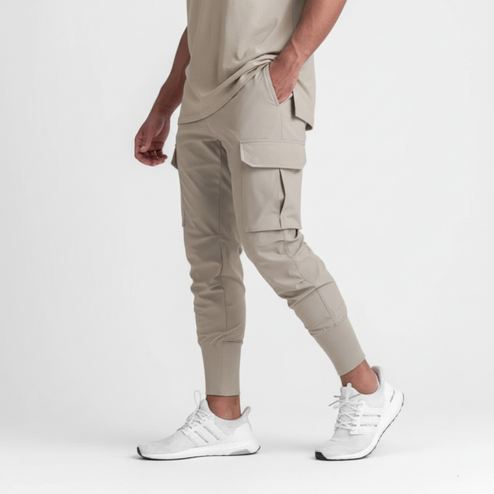 Robuste Herren Joggerhose mit Gummibund & Kordelzug, aus Stretch-Material für maximale Bewegungsfreiheit.