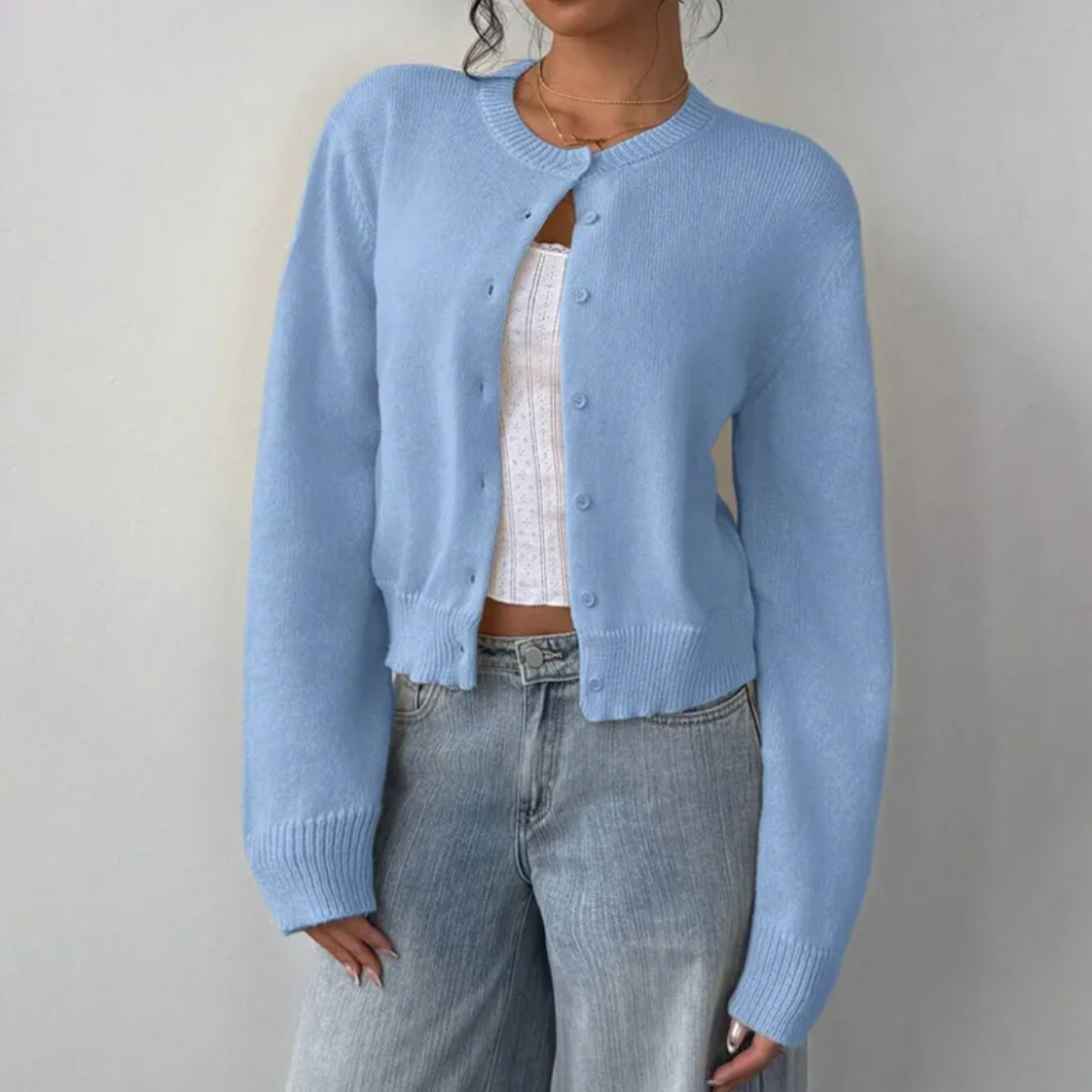 Komfortable Damenstrickjacke, taillenkurz und leicht, ideal für den Übergang im Frühling.