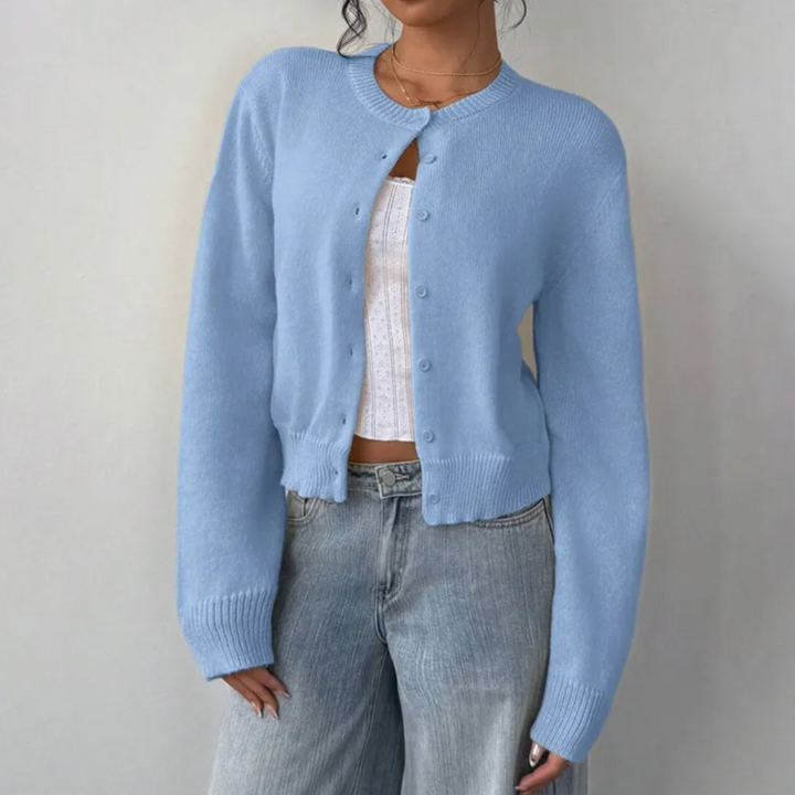 Komfortable Damenstrickjacke, taillenkurz und leicht, ideal für den Übergang im Frühling.