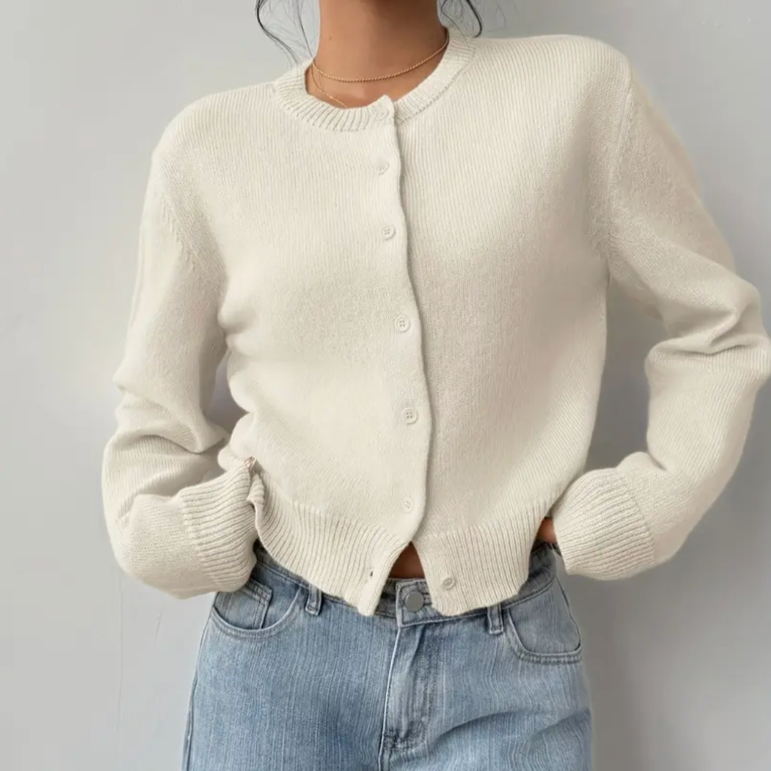 Kurze Strickjacke für Damen in angesagter Herbstmode. Bequemer und stylischer Freizeitlook.