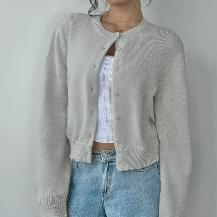 Vielseitige Damen Kurzjacke mit feiner Strickstruktur und eleganter Knopfleiste.