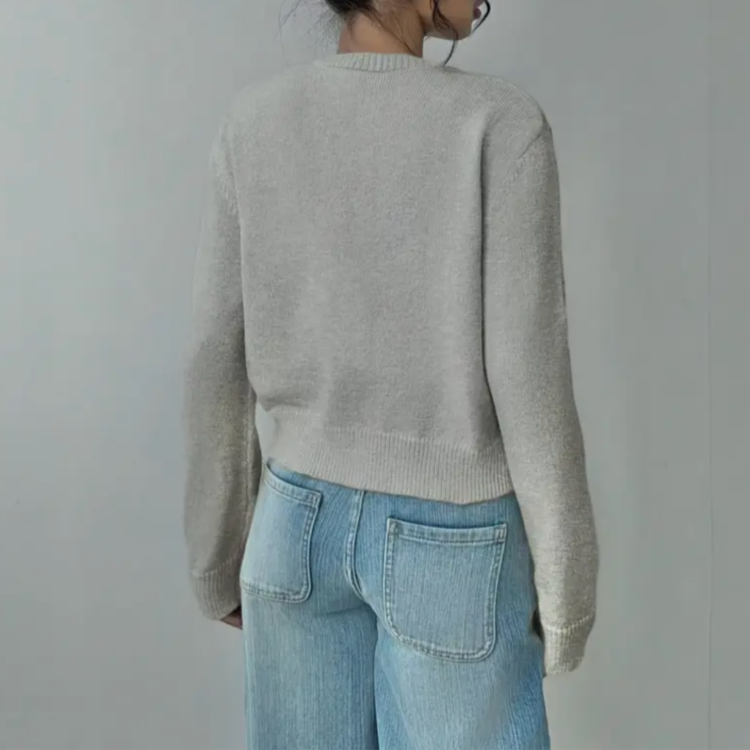 Warme Damenstrickjacke, kurz und modisch, ideal für kühle Frühlings- oder Herbsttage.